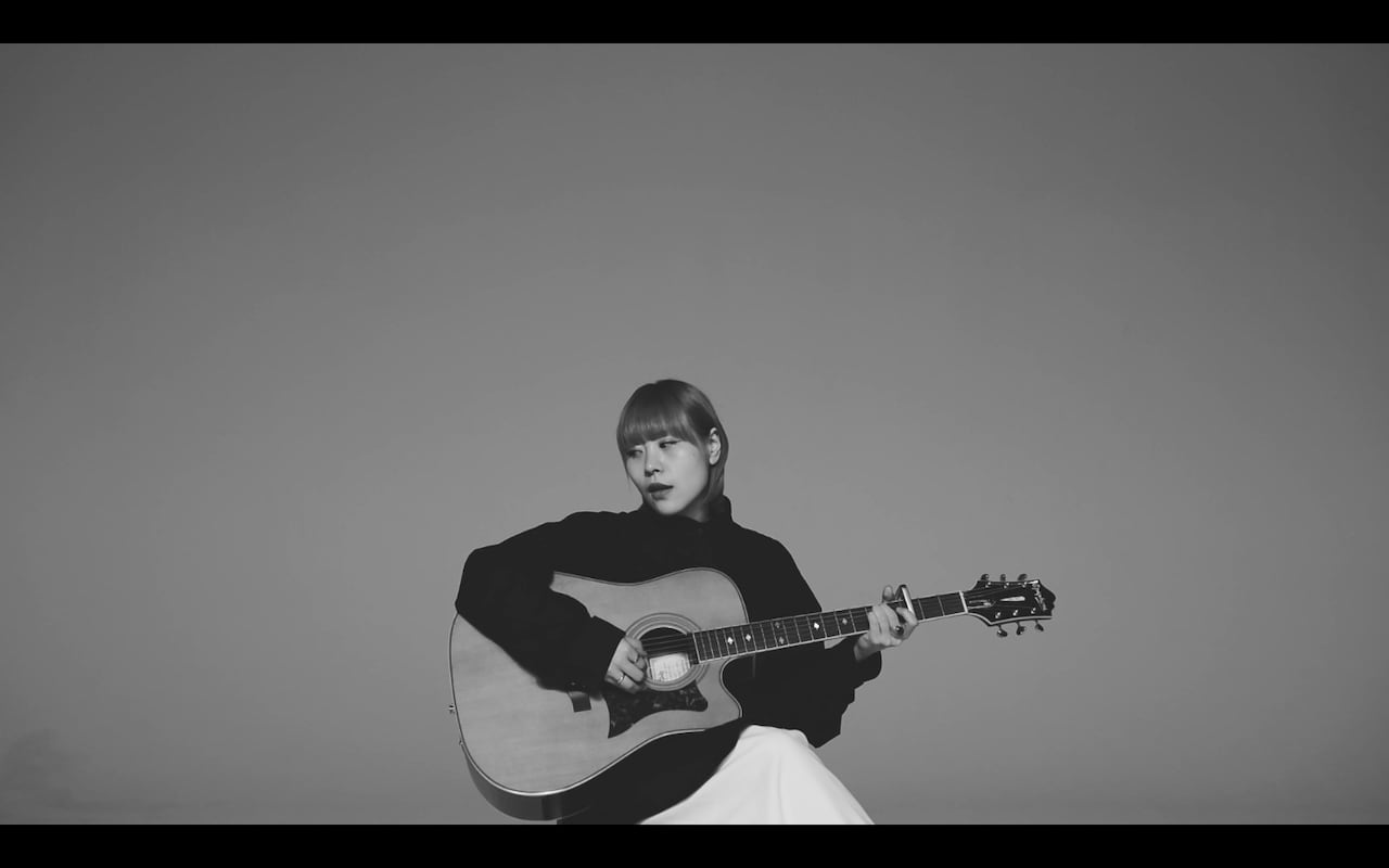 塩入冬湖、モノクロで演奏シーンを捉えた「old crime」MV