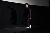 階段を登る星野源。