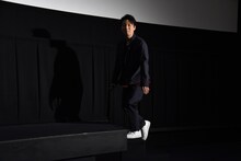 階段を登る星野源。