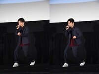 ガッツポーズをする星野源。