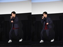 ガッツポーズをする星野源。