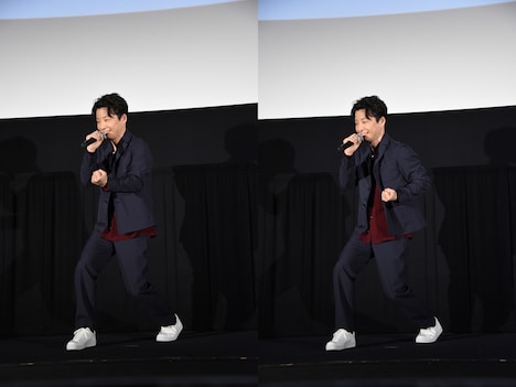 ガッツポーズをする星野源。