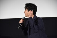 観客からの返事を聞く星野源。
