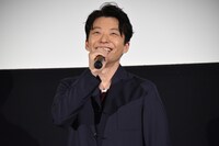 笑顔で話す星野源。