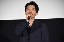 笑顔で話す星野源。