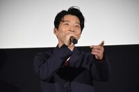 観客とコミュニケーションを取る星野源。