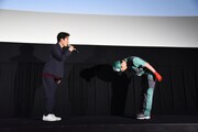 星野源（左）に頭を下げる細野豪氏（右）。