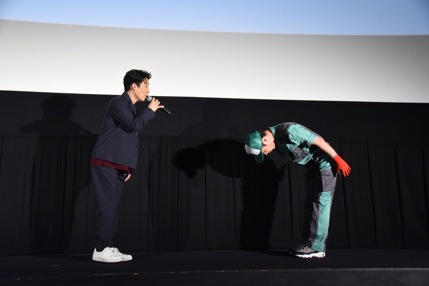 星野源（左）に頭を下げる藤井隆（右）。
