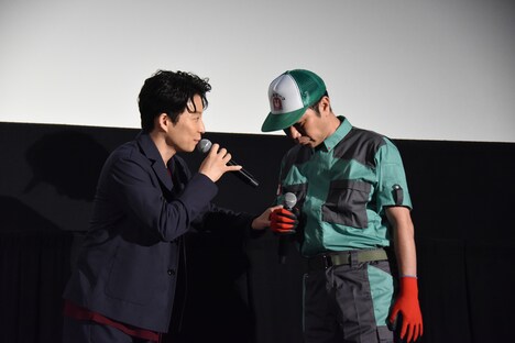 ステージの端にいる細野豪氏（右）をステージ中央へと招き入れる星野源（左）。