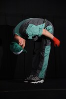 異常に深いお辞儀をする細野豪氏。