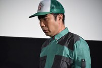 緊張する細野豪氏。