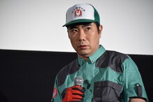 細野豪になりきる藤井隆。