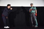 左から星野源、細野豪氏。