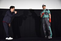 左から星野源、細野豪氏。