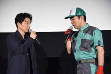 細野豪氏（右）の話を聞く星野源（左）。