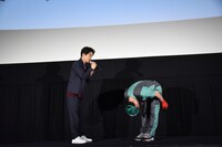 左から星野源、お辞儀をする細野豪氏。
