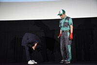 左からお辞儀をする星野源、細野豪氏。