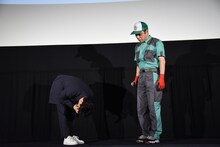 左からお辞儀をする星野源、細野豪氏。