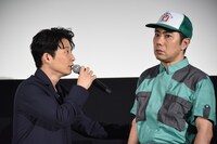 左から星野源、細野豪氏。