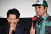 細野豪氏（右）のキャラクターの濃さに笑いがこらえられない星野源（左）。