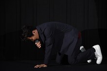膝から崩れ落ちた星野源。