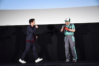 左から星野源、細野豪氏。