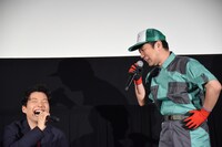 フレームアウトする星野源（左）。