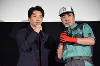 左から星野源、細野豪氏。