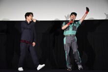 左から星野源、「テッテレー！」と言う藤井隆。