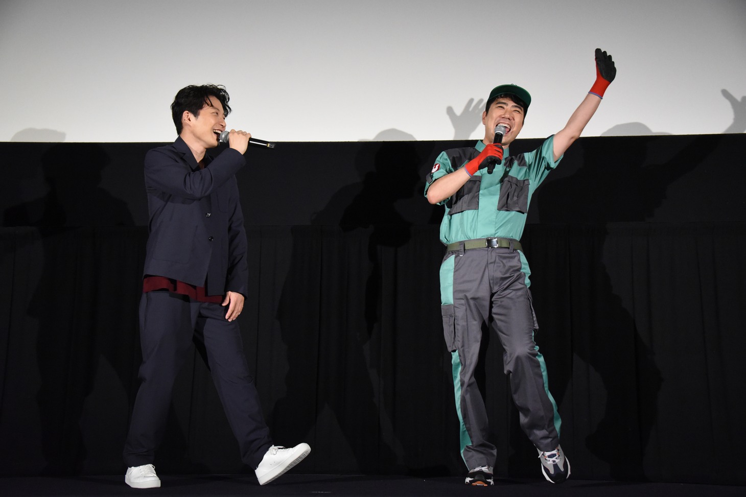 「テッテレー！」と正体を明かす藤井隆（右）。