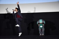 藤井隆（右）の登場に喜びが隠しきれず跳び上がる星野源（左）。