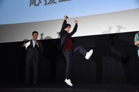 大盛り上がりの星野源（中央）。