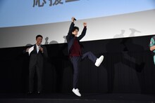 大盛り上がりの星野源（中央）。