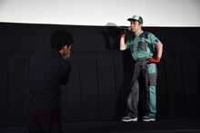 藤井隆（奥）を撮影する星野源（手前）。