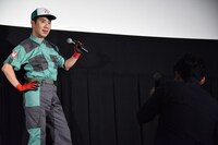 藤井隆（奥）を撮影する星野源（手前）。