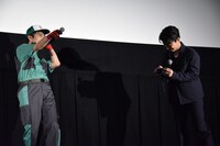 藤井隆（奥）がポーズを決めるもフィルムを巻くのに手間取る星野源（手前）。