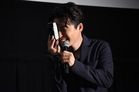 「最高だよ、隆……」と言いながらカメラを構える星野源。
