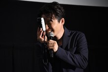 「最高だよ、隆……」と言いながらカメラを構える星野源。