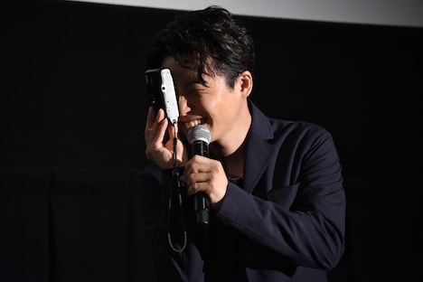 「最高だよ、隆……」と言いながらカメラを構える星野源。