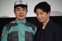 MCにツーショットを撮影してもらう藤井隆と星野源。