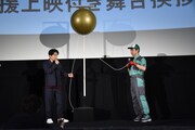 藤井隆（右）からのプレゼント「くす玉」に驚く星野源（左）。