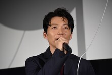 くす玉の紐を持った星野源。