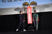 くす玉の紐を引いた星野源と藤井隆。