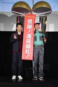 左から星野源、細野豪氏になりきる藤井隆。