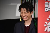 笑いがこらえきれない星野源。