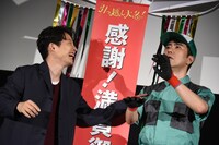 奇怪な行動を取る細野豪氏（右）を止める星野源（左）。