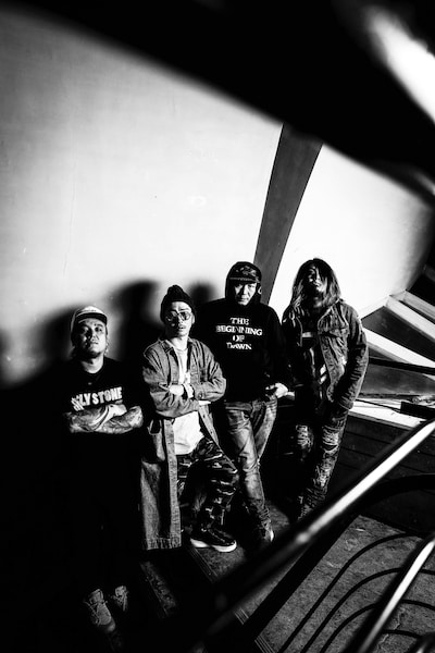 KYONOとバンドメンバー。