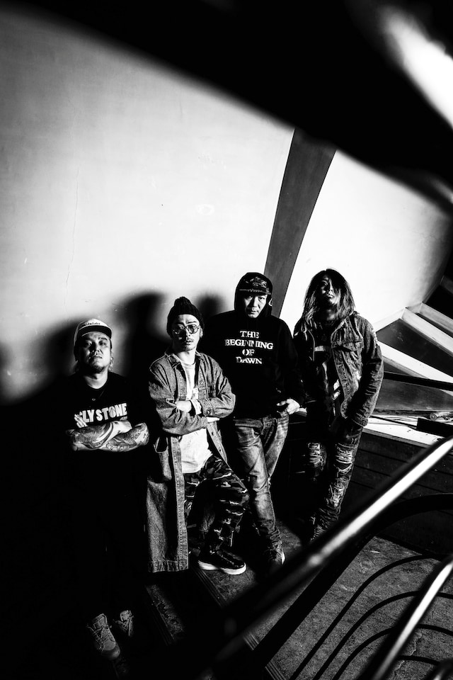 KYONOとバンドメンバー。