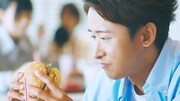 大野智、ビッグマックを口いっぱいに頬張る