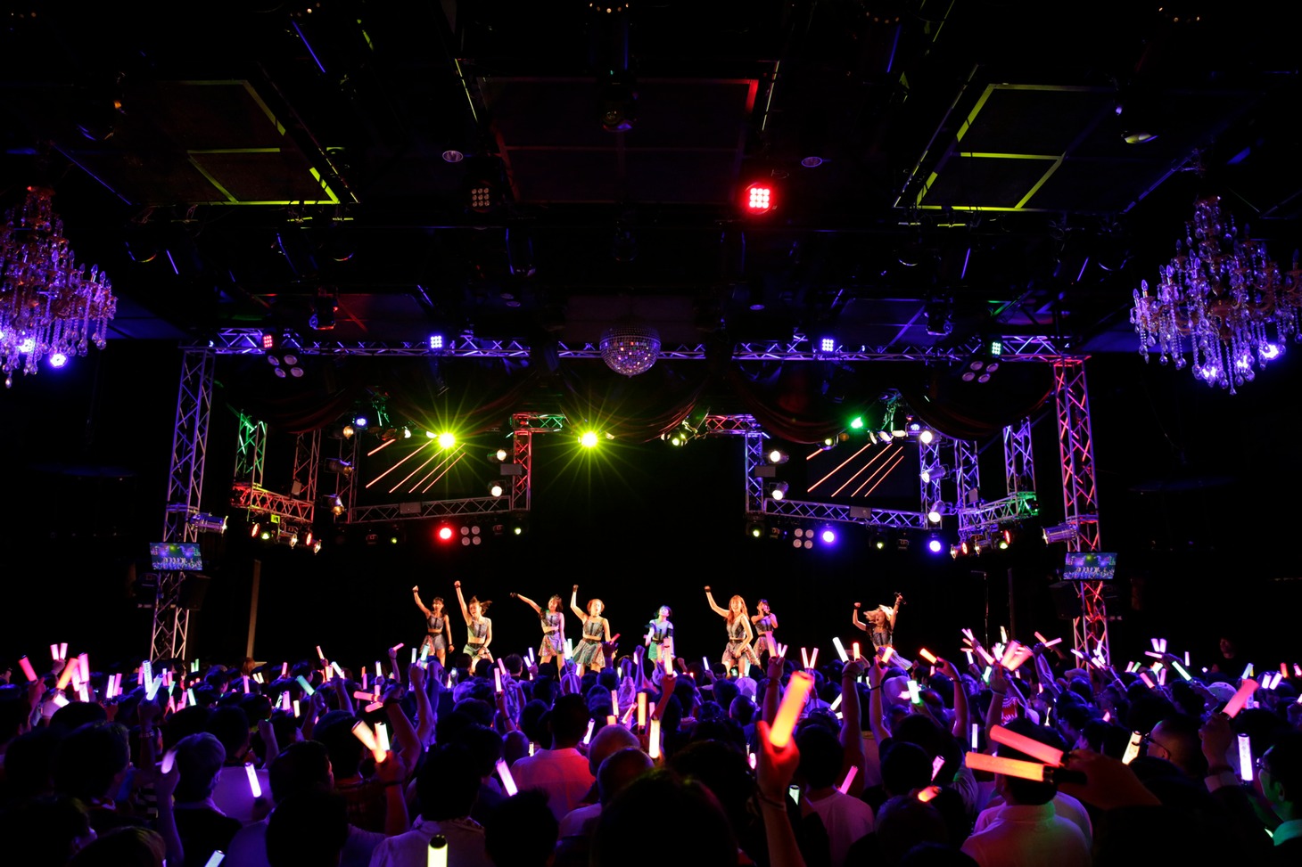 「Juice=Juice LIVE TOUR 2019 ～Con Amor～」東京・新宿ReNY公演の様子。（写真提供：アップフロントグループ）